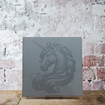 Licorne, gravure laser sur ardoise mockup sur mur en brique