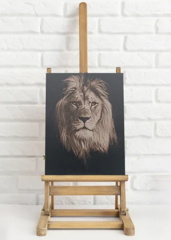 Lion gravure laser sur toile sur chevalet