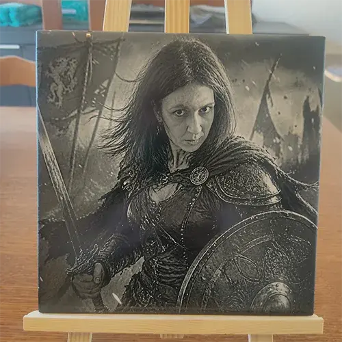 Gravure laser sur carrelage représentant une guerrière médiévale personnalisée à partir d’une photo.