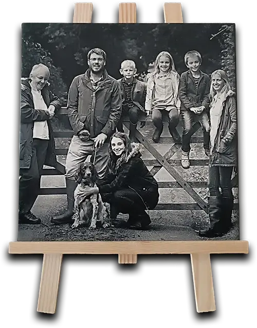 Photo de famille gravée sur carrelage personnalisé réalisée par KSI-Gravure à Riorges.