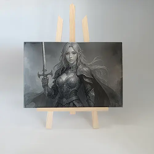 Carrelage artisanal gravé au laser représentant une guerrière elfique fantasy sur fond blanc.