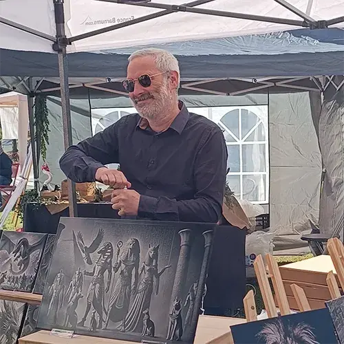 Artisan KSI-Gravure présentant ses créations de gravure laser sur carrelage lors d’un événement près de Roanne, à Le Coteau.