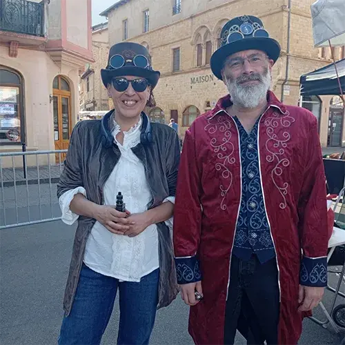 Xavier, fondateur de KSI-Gravure, et la créatrice de Skyline Artwood lors du marché nocturne de Charlieu (Loire) le 17 juillet 2026.